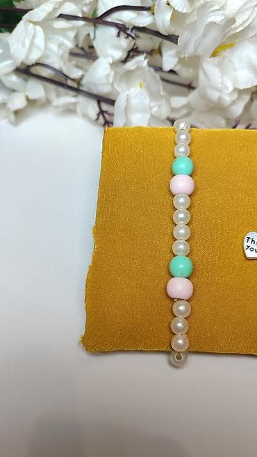 dzepni sat cena: Elastična narukvica sa bisernim perlama i pastelnim akcentima - — 2