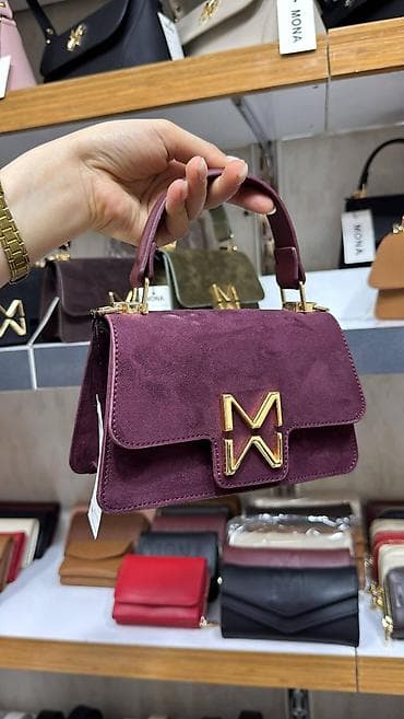 Mini torba sa ručkom – model “M” logo - Struktura: kompaktna