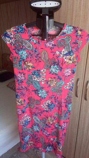 Tri haljine isti model,prva XL,ostale L ali rastegljive i