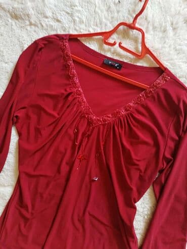 boho tunike: Crvena ženska tunika sa dugim rukavima i V-izrezom ukrašenim čipkom i — 2