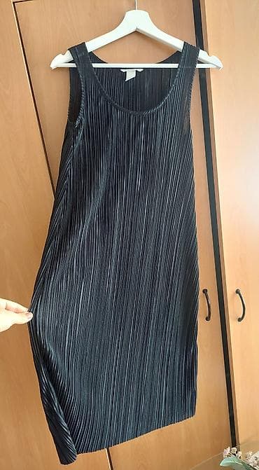 Crna plisirana haljina bez rukava - Boja: crna sa blagim sjajem -