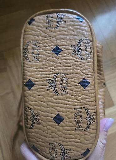 stradivarius aksesoari: MCM mini stark ranac konjak braon boje sa monogram printom. Nov je — 2