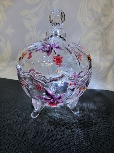 Sweatpants: Nova bombonijera. Bombonijera nova,sve na njoj odsjaj od svetla — 1