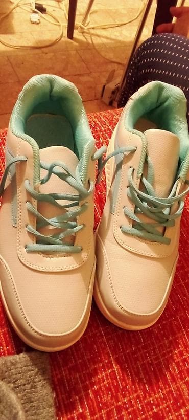 suknja m: Sportske patike – bela boja sa svetloplavim detaljima - Model: niske — 1