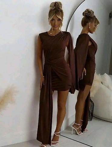 til sa cirkonima: Elegantna asimetrična mini haljina sa dramatičnim plašt-rukavom - — 1