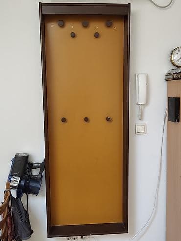 tepisi sivi: Zidni panel/čiviluk za hodnik - Vertikalni zidni panel sa više kukica — 1