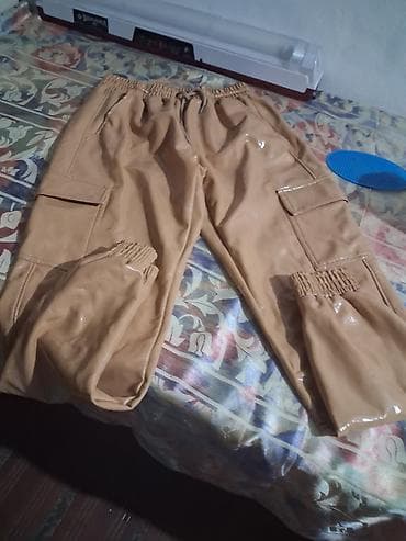 19 cm: Bež cargo pantalone sa sjajnom završnom obradom. Model ima elastičan — 1