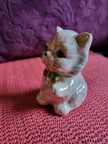 set porcelanski: Figura nova,vintaz,porcelanska sa sedef glazurom. Visina. 9cm — 3