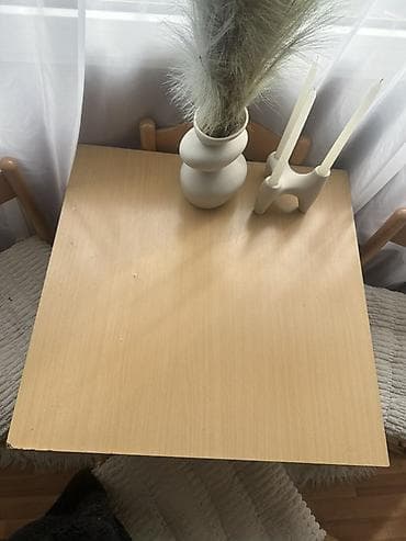 Stilski nameštaj: Drveni trpezarijski set – sto + 4 stolice - Komplet sadrži: kvadratni — 3