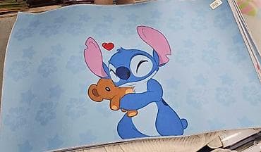 Dečji tepih sa motivom lika iz crtanog filma (Stitch) – dve različite