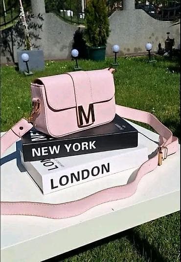 Elegantna ženska crossbody torba sa velikim metalnim slovom “M” na