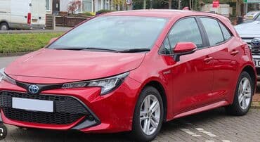 corsa c: Crveni Toyota Corolla hatchback sa petoro vrata, idealan za gradsku — 1