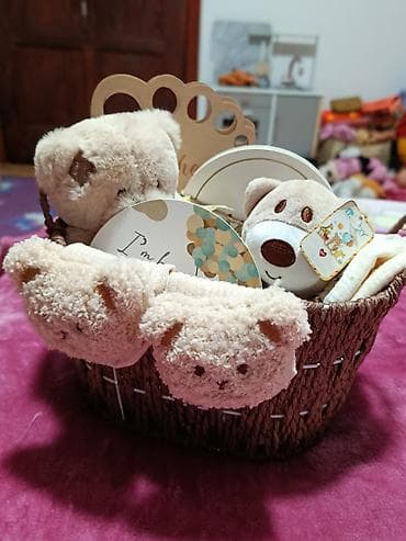 Poklon korpa za bebu – “Meda” set Šarmantno aranžirana pletena