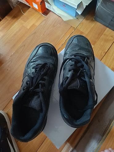 mac karmini cena: Prodajem dva para muskihnike patika, zelene su 45, crne su 44 Cena — 1