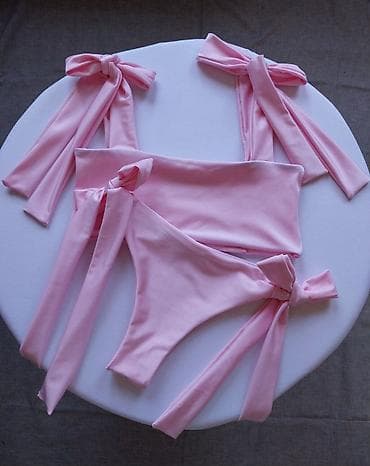 Dvodijelni ženski bikini u nežno ružičastoj boji. - Gornji deo