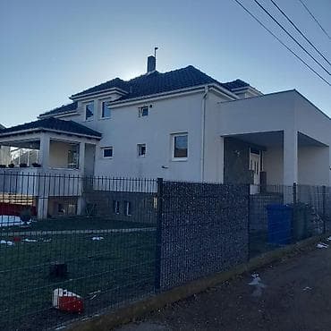stanovi na prodaju gornji milanovac: Prodajem kucu u najlepsem delu Surcina odv350kv na 5 ari placa. Kuca — 1