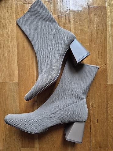 kroksice na stiklu: Ženske čizmice – elastične “sock boots” u sivo-bež nijansi - Model — 2