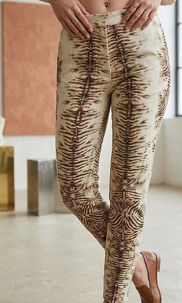 pull and bear farmerke: Ženske pantalone sa printom u stilu tie-dye/tigrovog uzorka. - Kroj — 1