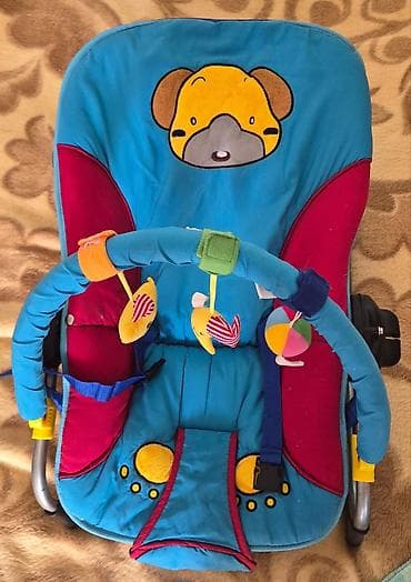 sedista za decu polovna: Auto-sedište/nosiljka za bebe sa šarenim navlakama i motivom psa. - — 1