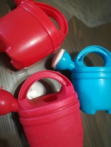igracke dinosaurusi: Plastične kantice za vodu 3 kom sve za 400 din, 1 plava i 2 crvene — 1