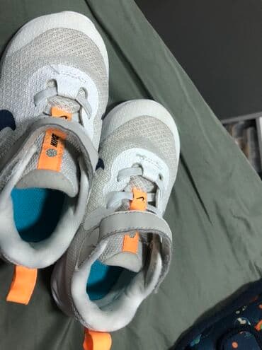 nike tech fleece sorc: Dečije patike Nike – bele sa tamnoplavim Swoosh logoom i narandžastim — 4