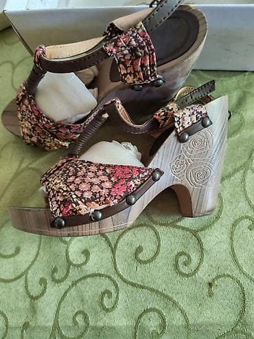 camper sandale: Ženske sandale sa drvenim klinom i floralnim detaljima. - Model — 1