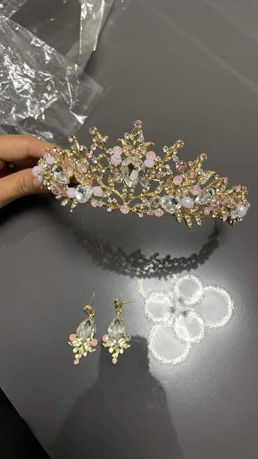 Kruna i minđuše
Cena:1700din