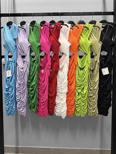 haljine nove: Ženska mini haljina sa preklopljenim halter izrezom
1600 din
S M L — 5