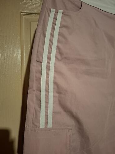 Ostalo: Ženske cargo pantalone – svetloružičaste sa prugama - Model — 3