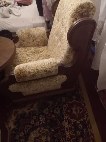 Home & Garden: Ogledalo za zid sa elegantnim okvirom u braon boji, ukrašeno detaljima — 1