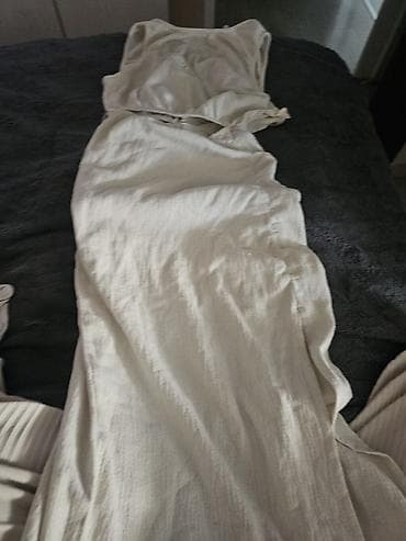 Stradivarius haljina bez rukava, bež/ekru boje. Model sa izrezom u