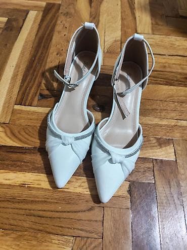 duze teksas jakne: Elegantne bele cipele sa niskom blok potpeticom i kaišem oko članka — 7