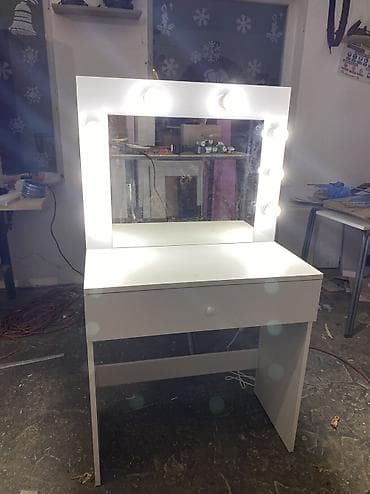 dupli lavabo sa ormaricem: Toaletni sto sa holivudskim ogledalom i LED sijalicama - Moderan — 2