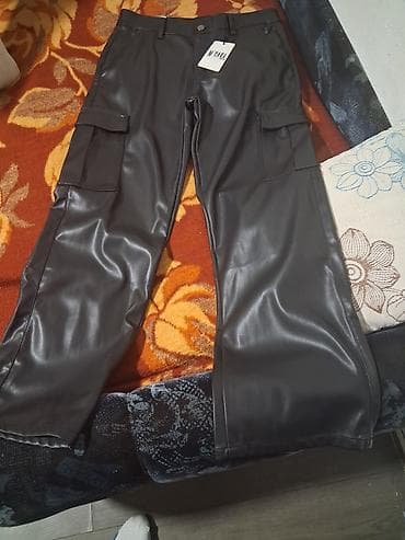 Kožne cargo pantalone – crne - Materijal: eko koža s glatkim, blago