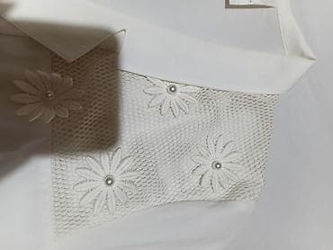 Shirts, blouses and tunics: Bela ženska košulja sa kratkim rukavima i klasičnim kragnom. Prednji — 2