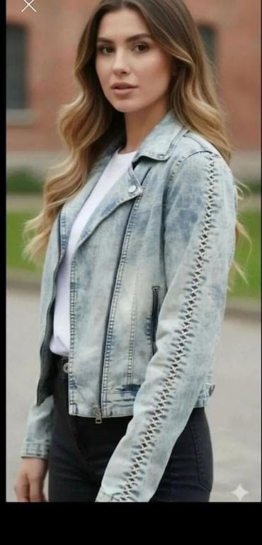 Ženska teksas jakna, svetloplava “acid wash” nijansa. Kratak, moderan