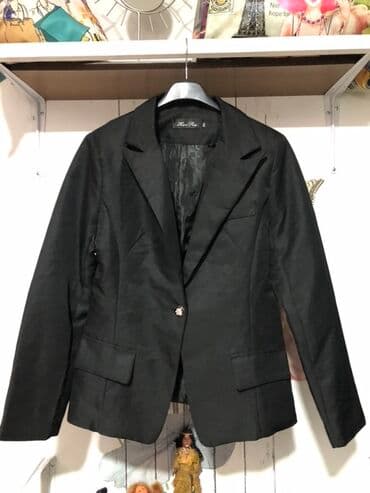 Women's Clothing: Elegantni crni ženski sako - Klasičan kroj sa reverima i strukiranim — 1