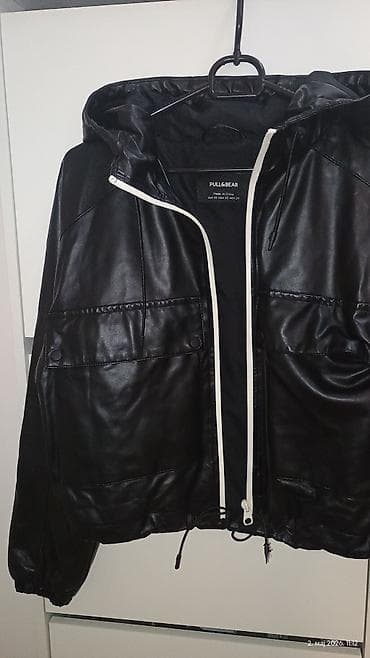 crne jakne: Pull&Bear crna jakna sa kapuljačom - Model: kratka, urbanog kroja — 2