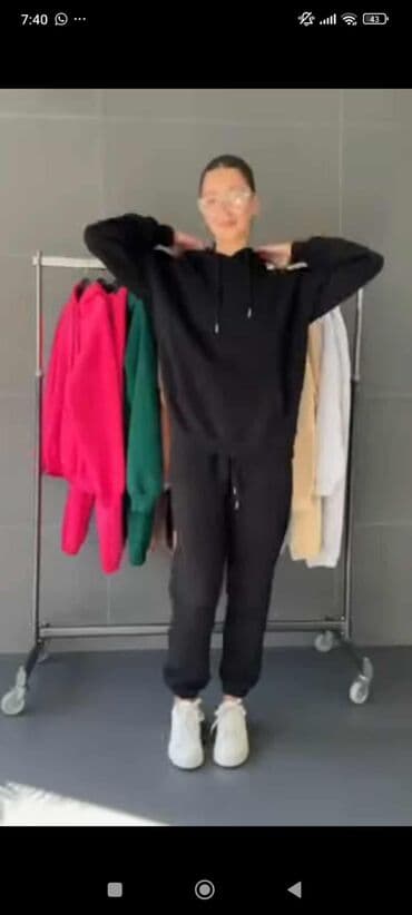 Ženski komplet trenerke – dukserica s kapuljačom i donji deo - Model