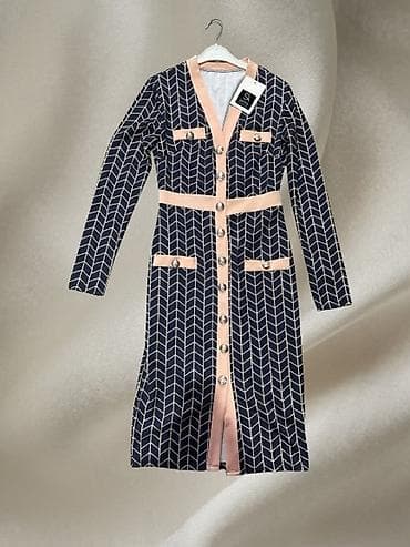 versace odelo: Elegantna ženska haljina na kopčanje, midi dužine, s dugim rukavima — 1