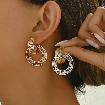 jimmy choo set: Set modnih minđuša – raznolik dizajn. - Materijali i detalji: - Legura — 2
