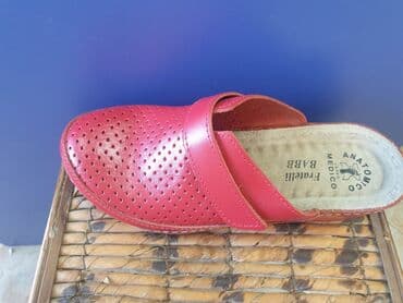 crocs zenske klompe: Kozne anatomske klompe 
Cena 3950 din 36-41 — 8