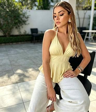 tn patike bele: Majica na vezivanje oko vrata. - Model: duboki V izrez,lagano drapiran — 4