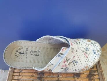 crocs zenske klompe: Kozne anatomske klompe 
Cena 3950 din 36-41 — 5