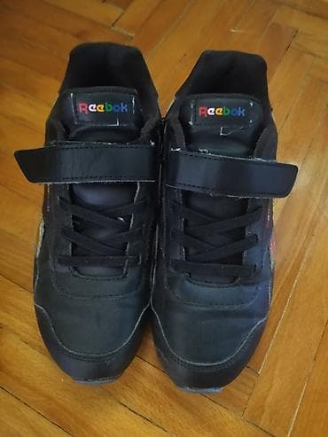 Kao nove reebok patike. 33