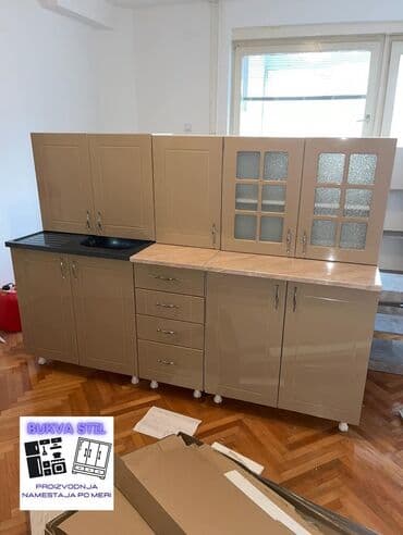 kaisevi za hranilicu: Kuhinjski set sa belim frontovima i plavom sudoperom. Komplet sadrži — 6