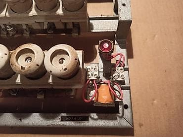 Nameštaj: Stara "spratna" tabla sa 14 keramičkih osigurača (pregorelih),   — 6