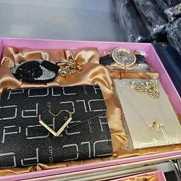 audi privezak: 😍 Kvalitetan ženski set Cena: 3000 dinara 😍 Dolazi u poklon kutiji 🙂 — 3