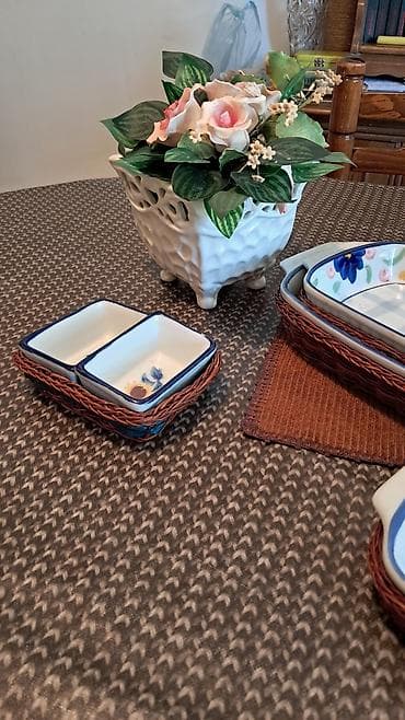 vodene igracke za decu: Komplet činija za serviranje hrane. Porcelan u korpicama od pruća — 4
