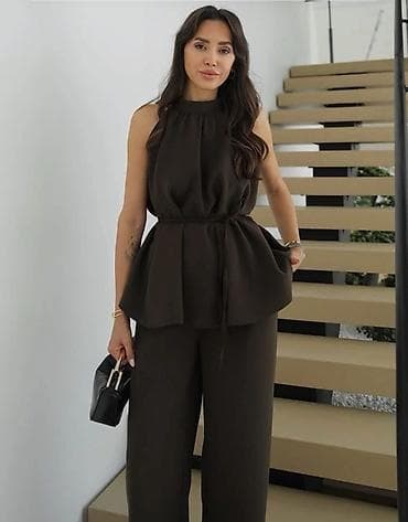 pink torbice: Damski komplet – bezrukavna bluza sa peplum krojem i široke pantalone — 2